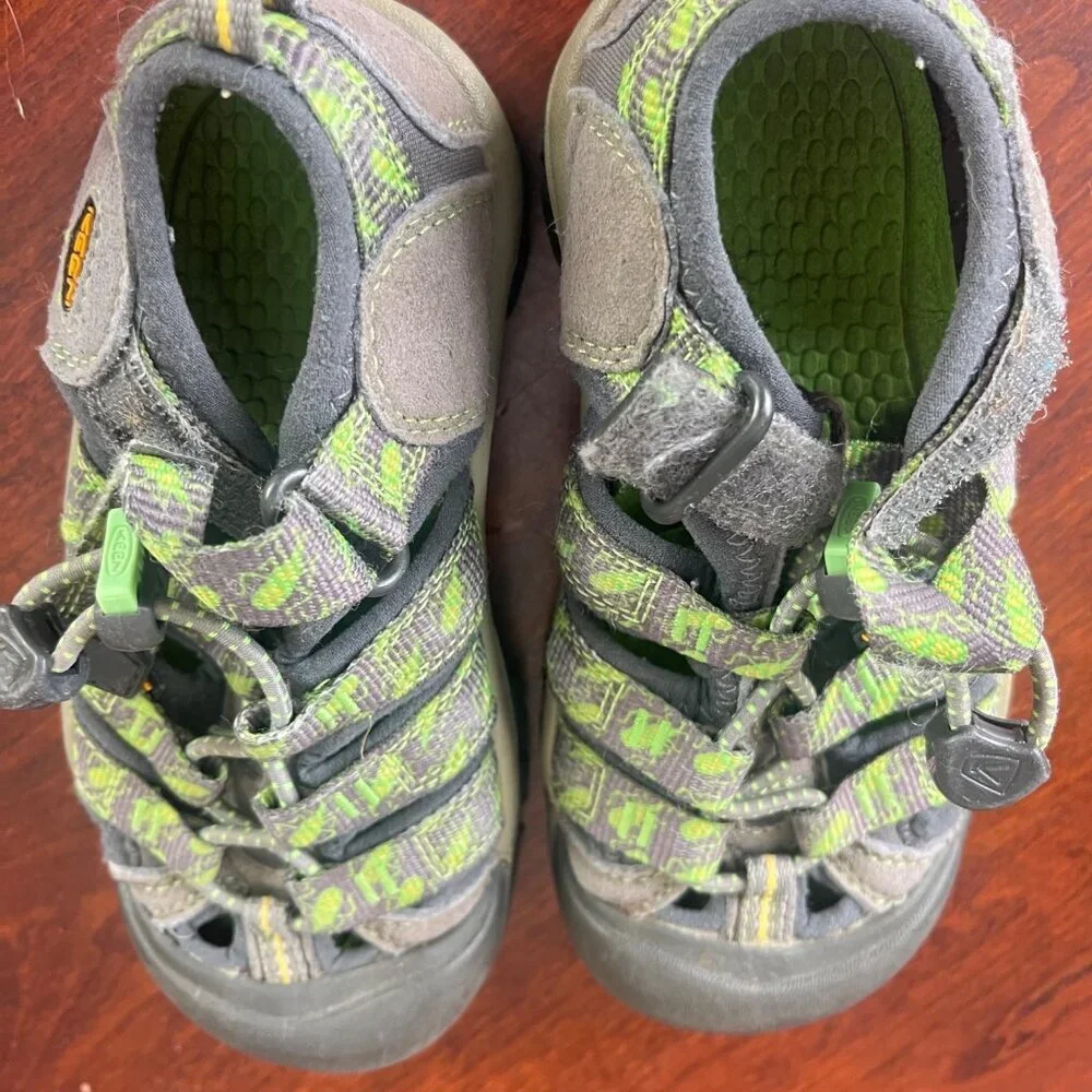 Keen Newport Size 11 Gray & Green Outdoor Sandals With Secure Strap‎ Closure